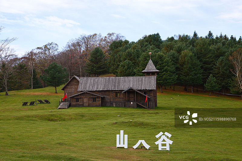 白山江源仙人谷高山草原的木屋图片素材