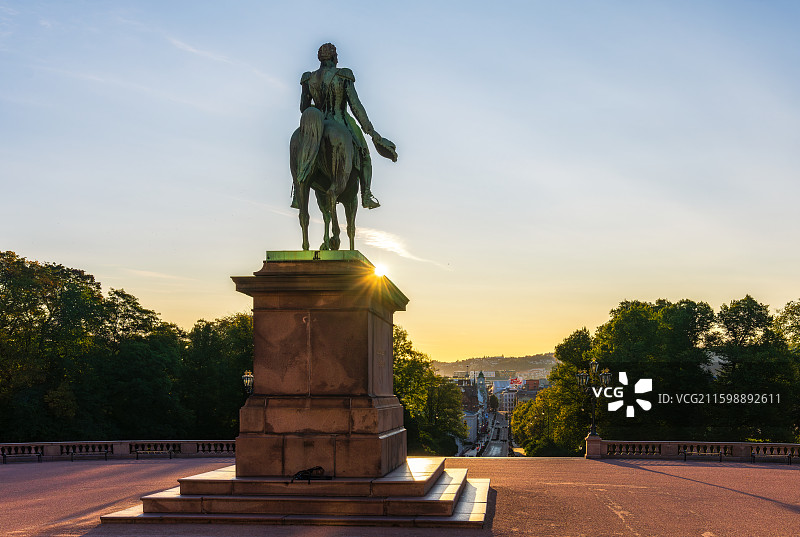 北欧Oslo奥斯陆王宫Det kongelige slott卡尔·约翰国王骑马铜像，挪威重要国家象征图片素材