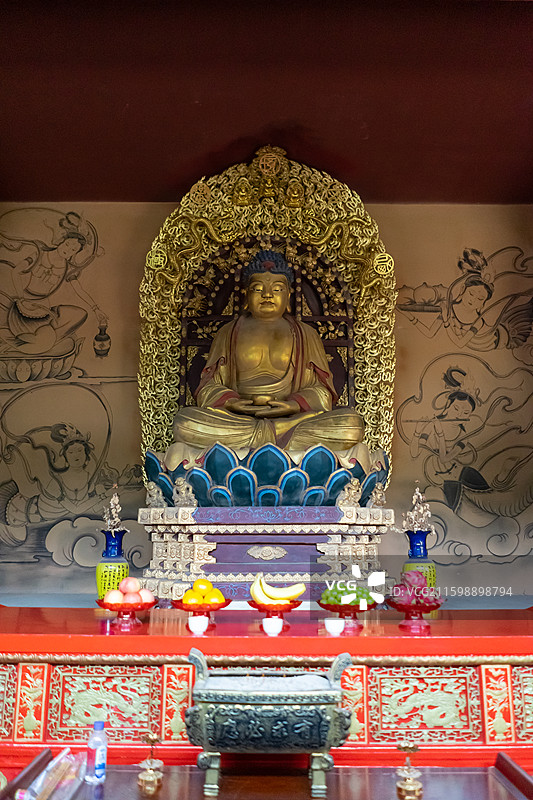 中国山西临汾洪洞县曲亭镇上寨村，龙泉寺宫殿内三世佛释迦摩尼药师佛阿弥陀佛，室内无人图像摄影图片素材