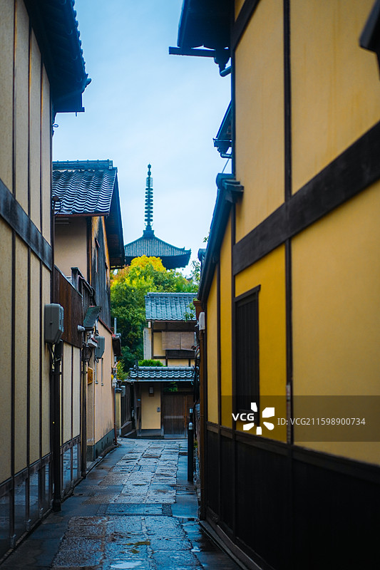 日本京都日式建筑和狭窄的小巷图片素材