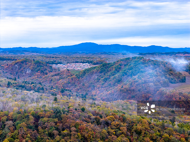 秋天航拍傍晚吉林抚松县森林和村庄升起的炊烟袅袅图片素材