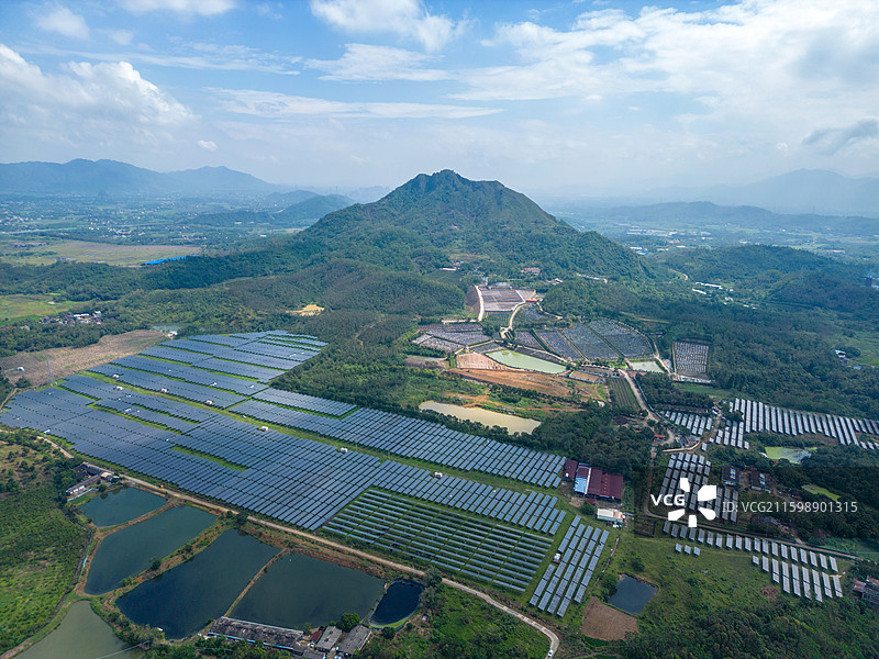 丘陵地区的光伏发电，广东省阳江市阳春市马水镇马兰村图片素材