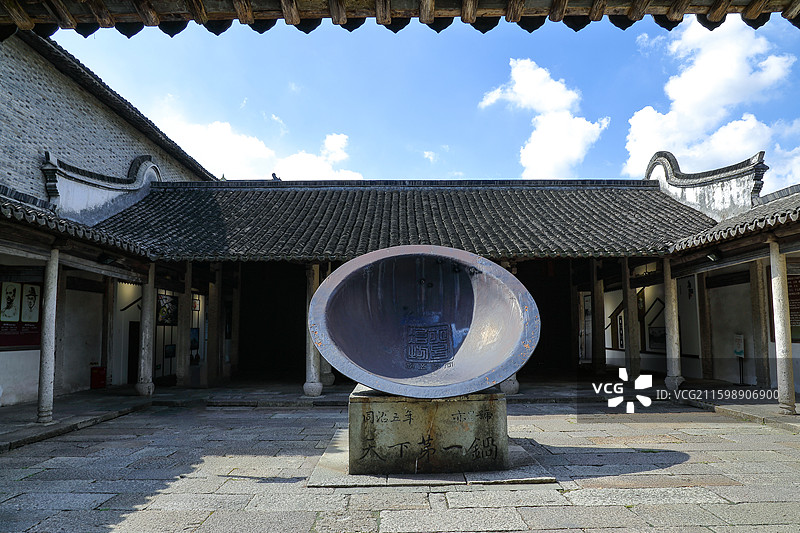 一口大铁锅图片素材