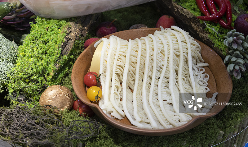 摆盘的白色千层肚图片素材