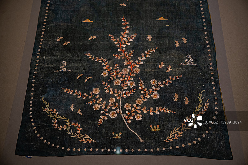 辽代 蓝罗绣梅花蜂蝶卷草纹巾 内蒙古巴林右旗辽庆州释迦佛舍利塔出土 巴林右旗博物馆图片素材