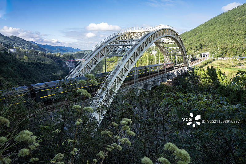 湖北建始县境内宜万铁路野三河大桥图片素材