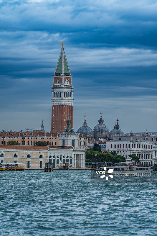 意大利威尼斯圣马可广场城市天际线总督府圣马可教堂钟楼图片素材