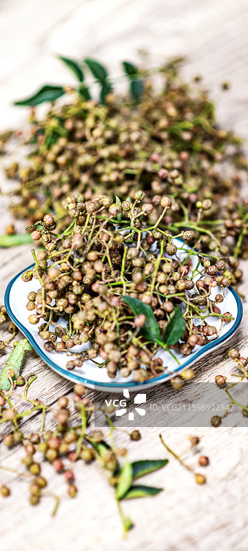 桌子上盘子里的花椒麻椒调味食品果实特写镜头图片素材