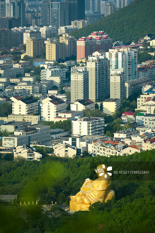 千佛山弥勒大佛与城市建筑的合影图片素材