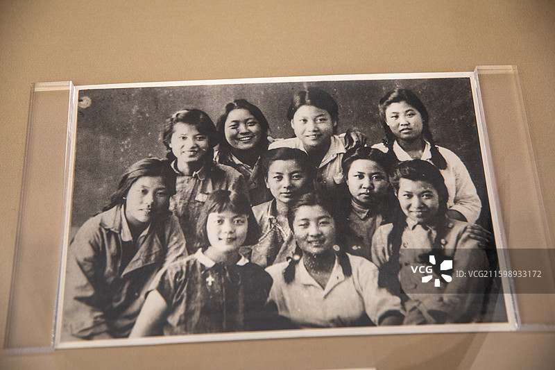 山西太原晋祠傅山纪念馆展出文物抗战时期演剧七队的女同志合影图片素材