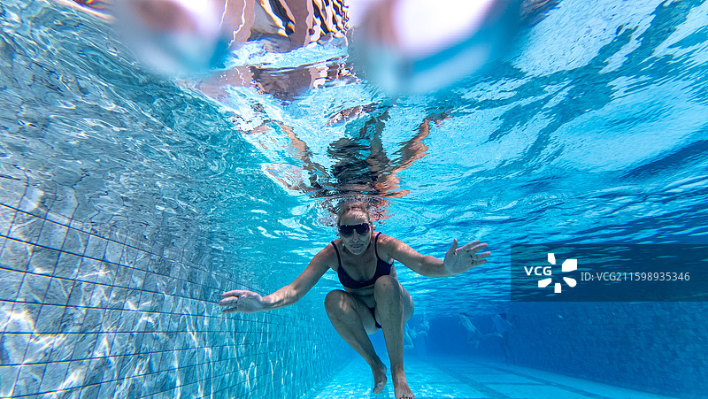 游泳池里的女人图片素材