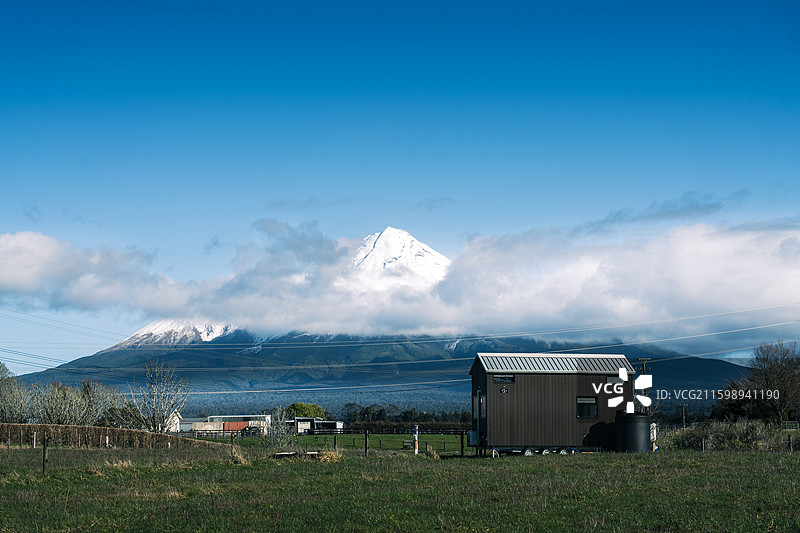 雪山下的小屋图片素材