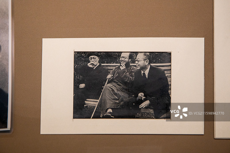 山西太原晋祠傅山纪念馆展出文物抗战时期田汉、熊佛西、欧阳予倩合影图片素材