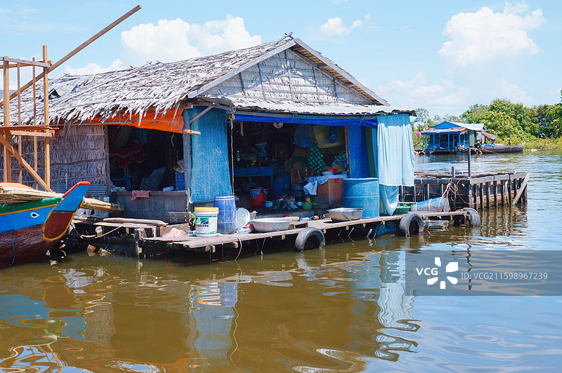 柬埔寨洞里萨湖上的水上人家图片素材
