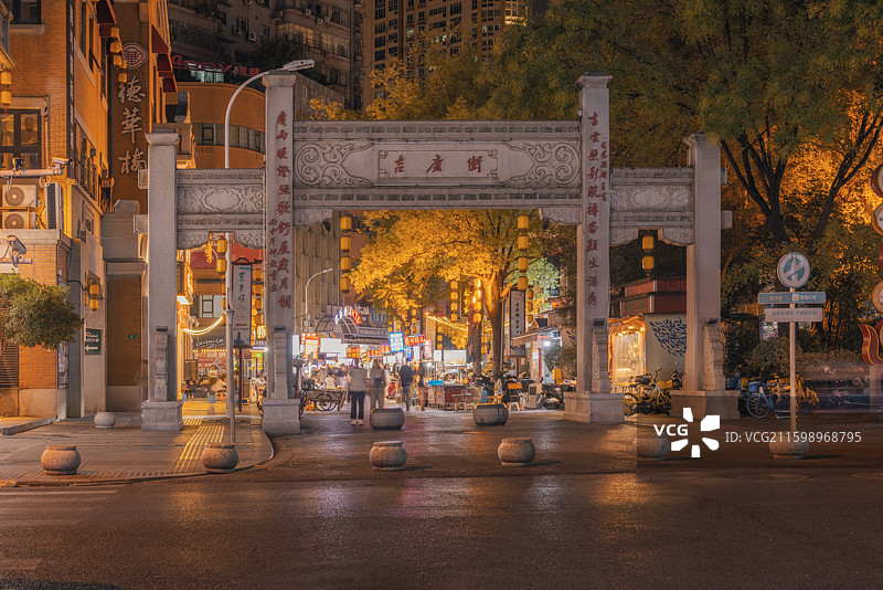湖北武汉吉庆街夜市牌坊夜景图片素材
