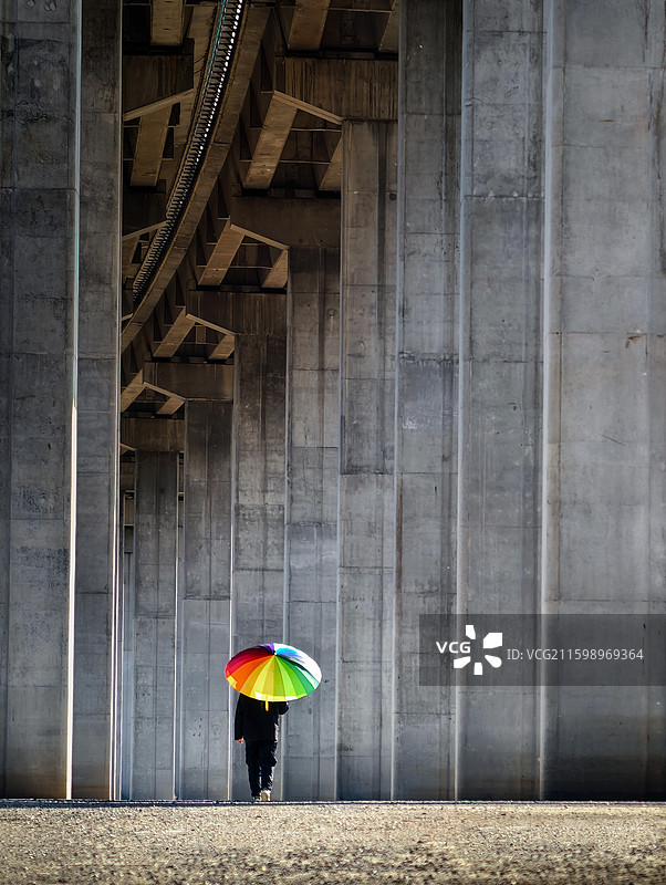 灰色空间里的彩虹梦图片素材