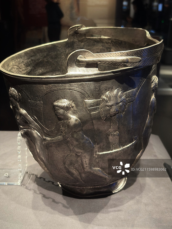 意大利那不勒斯国家考古博物馆藏庞贝古城西图拉桶形器（银器）图片素材