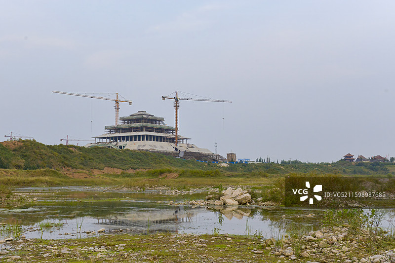河南鹤壁淇河边，鹿台阁遗址建筑正建设中图片素材