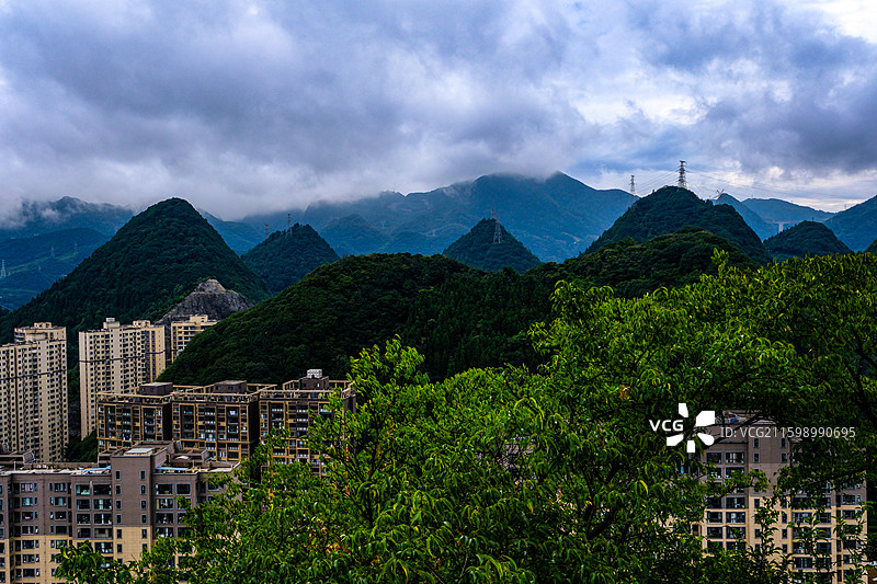 中国贵州六盘水城市风光，云贵高原东部乌蒙山区大山里的城市中国凉都六盘水，喀斯特峰林，六盘水梅花远眺图片素材