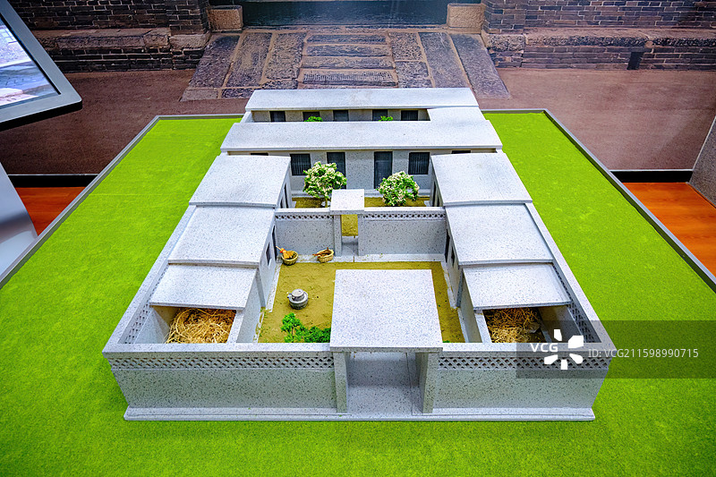 华北理工大学图书馆曹妃甸校区图书馆李大钊研究院研学中心展览的唐山市乐亭县李大钊故居缩微模型图片素材