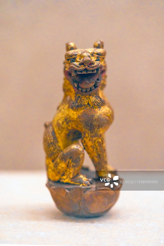 辽代泥金彩绘莲托柏木蹲狮  内蒙古阿鲁科尔沁旗博物馆藏图片素材