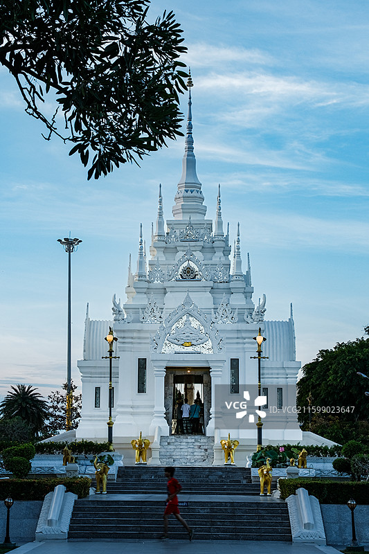 泰国精美白色佛塔建筑图片素材