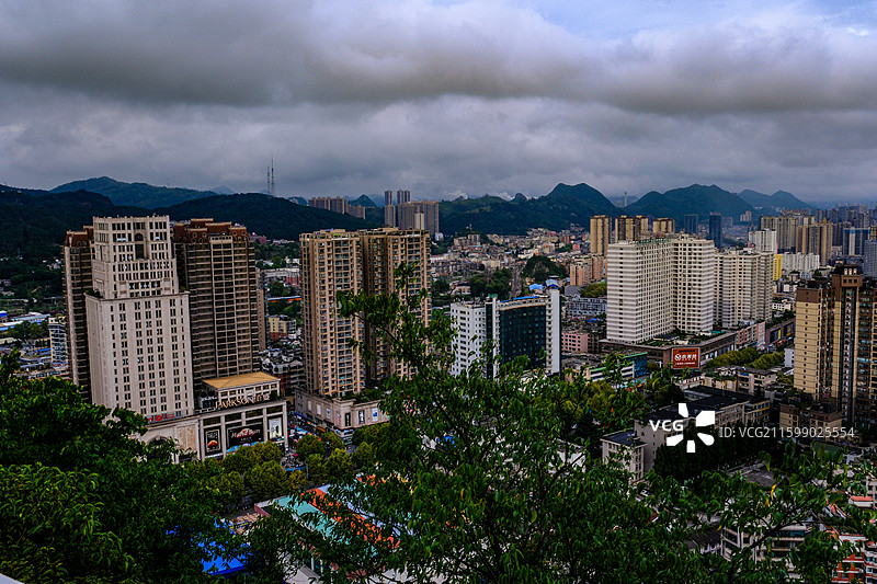 中国贵州六盘水城市风光，云贵高原东部乌蒙山区大山里的城市中国凉都六盘水，喀斯特峰林，六盘水梅花远眺图片素材