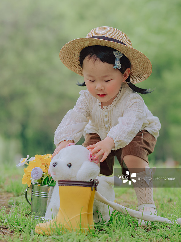 女孩子在草地湖边，进行野餐，玩耍的儿童写真图片素材