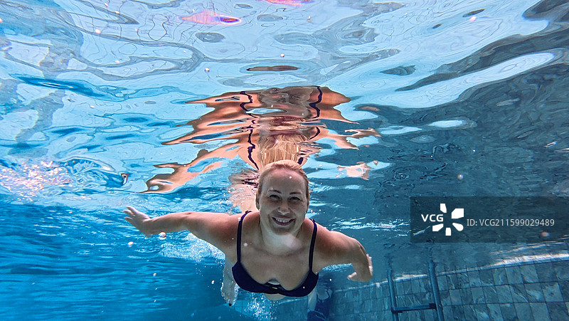 游泳池里的女人图片素材