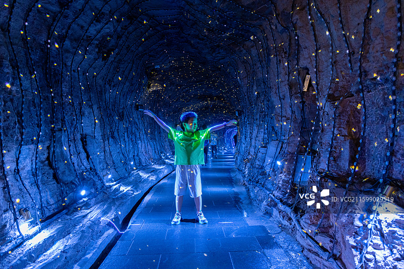旅游人像 小男孩在贵阳天河潭景区的银河宫溶洞里游玩图片素材