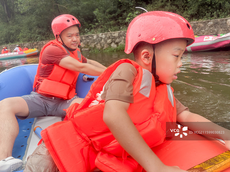 父子在湖北随州随县西游记漂流景区体验漂流运动图片素材