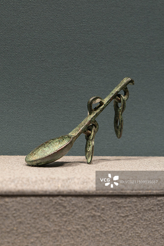 山西太原山西博物院夏商踪迹展厅铜勺 商 山西省吕梁市石楼县曹家垣遗址出土图片素材