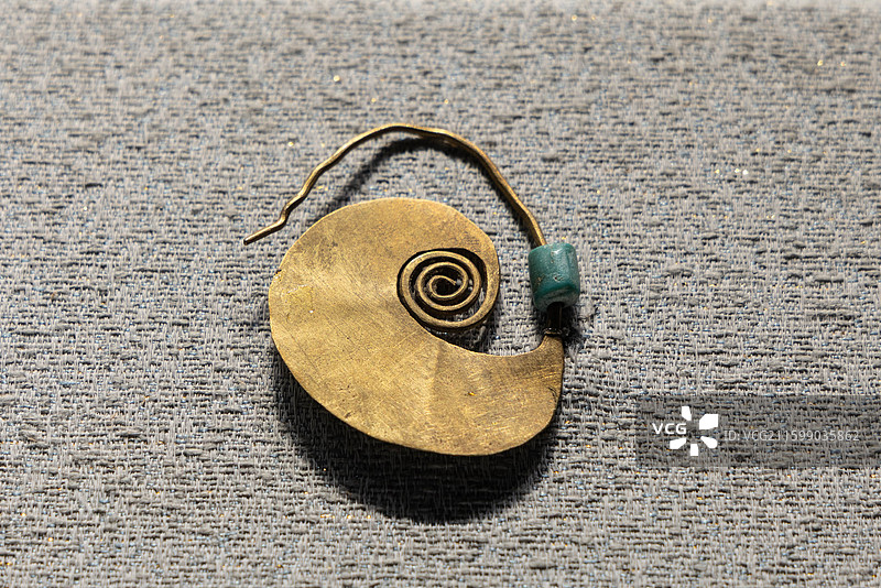 山西太原山西博物院夏商踪迹展厅金珥形饰 商 山西省吕梁市石楼县桃花庄墓葬出土图片素材