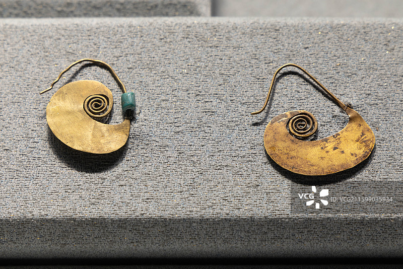 山西太原山西博物院夏商踪迹展厅金珥形饰 商 山西省吕梁市石楼县桃花庄墓葬出土图片素材