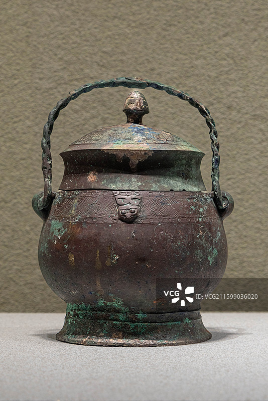 山西太原山西博物院夏商踪迹展厅雷纹提梁卣 商 山西省运城市闻喜县酒务头商墓出土图片素材