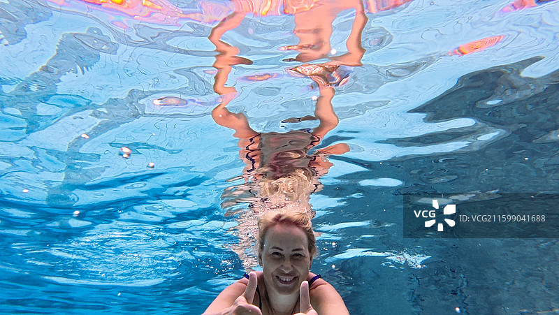 游泳池里的女人图片素材