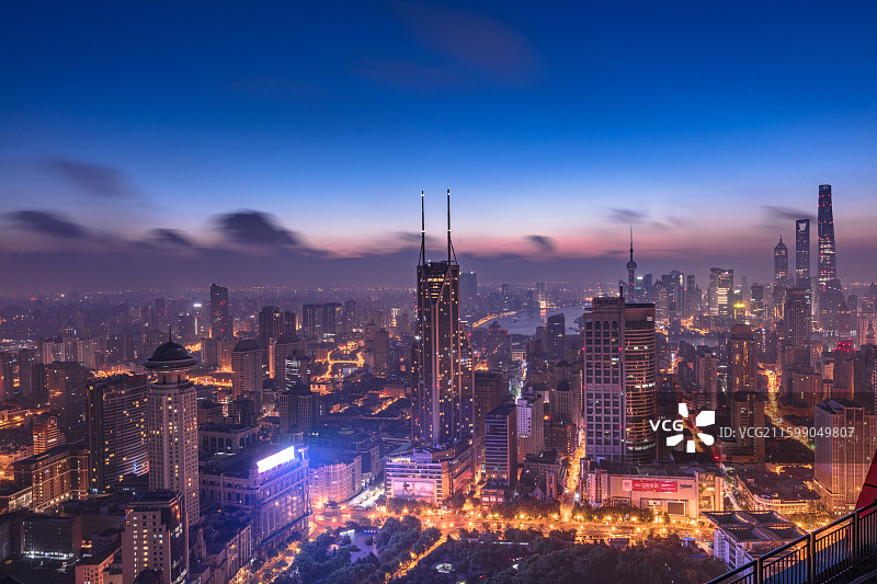 上海静安区延安高架夜景与陆家嘴天际线航拍图片素材