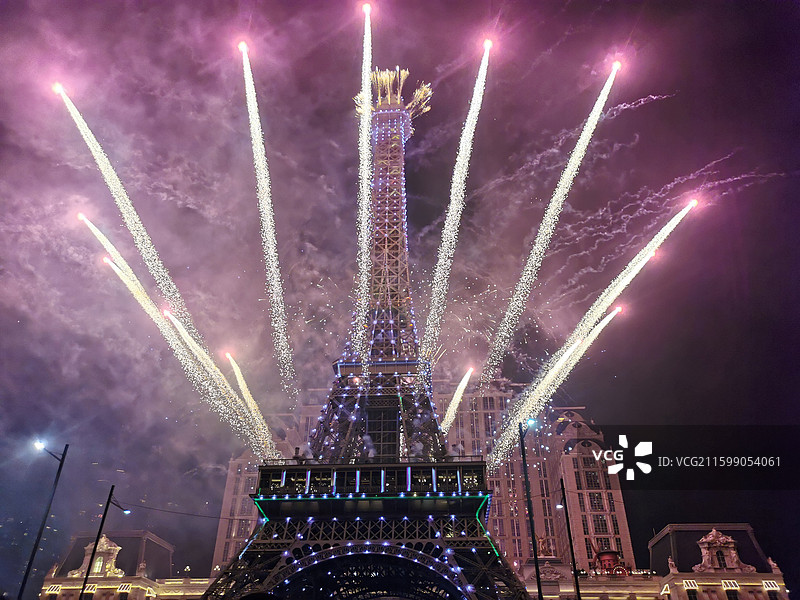 澳门巴黎铁塔跨年夜的烟花图片素材