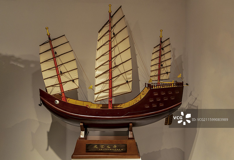 江苏省扬州非遗珍宝馆“扬州漆器馆”：木雕《友谊之舟》（2008年，胡锦涛赠送给日本奈良唐招提寺）图片素材