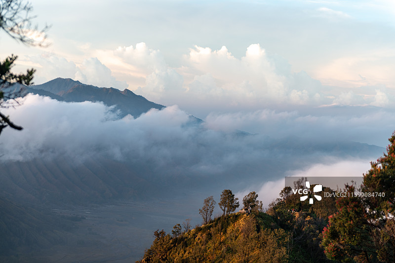 云雾翻涌的山脊与谷地，印尼布罗莫火山（Bromo火山）图片素材
