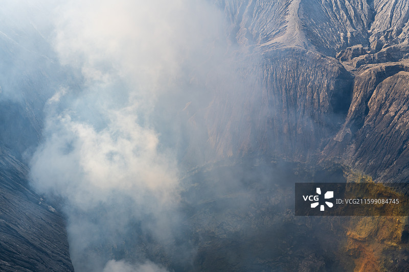 布罗莫火山（Bromo火山）口岩壁与硫磺色彩的近景图片素材