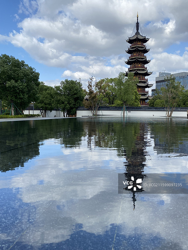 上海龙华古寺龙华塔倒影景色图片素材