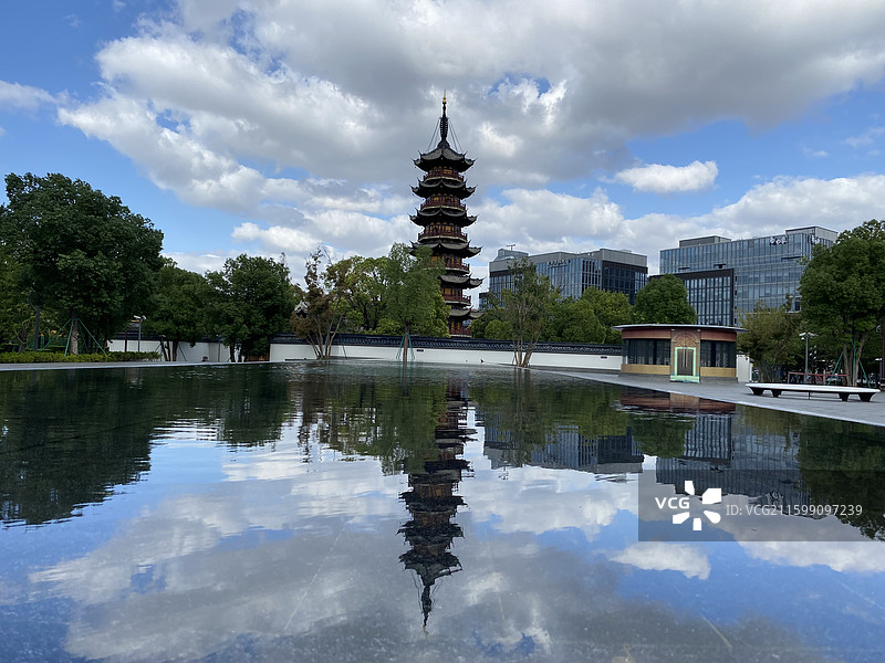 上海龙华古寺龙华塔倒影景色图片素材