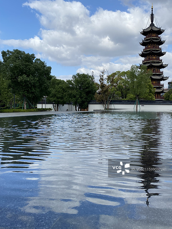 上海龙华古寺龙华塔倒影景色图片素材