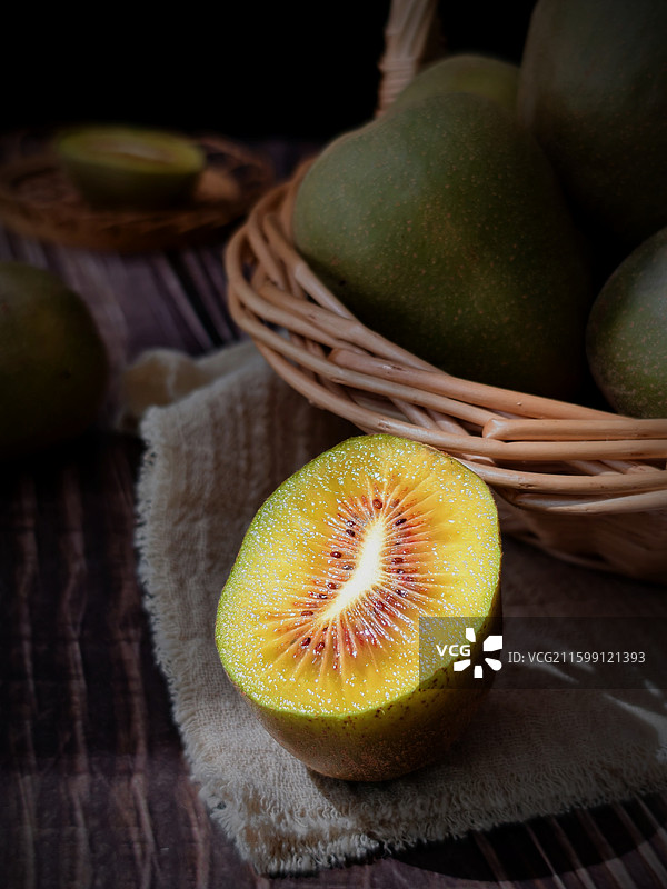 红心猕猴桃，自然的琥珀之吻(猕猴桃)图片素材