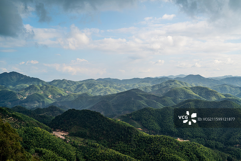 蓝天下延绵起伏的群山诸暨走马岗图片素材