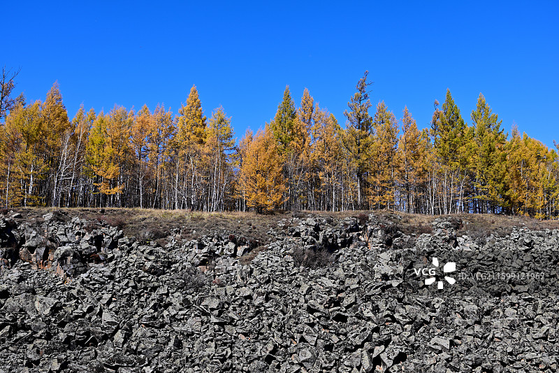 天空、松林和岩石，阿尔山大峡谷，阿尔山国家森林公园图片素材