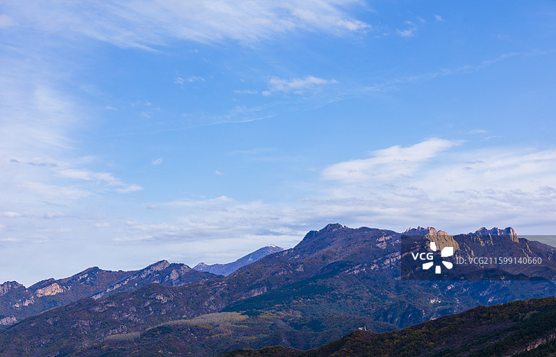 北京密云蓝天白云下的雾灵山山脉全景图片素材