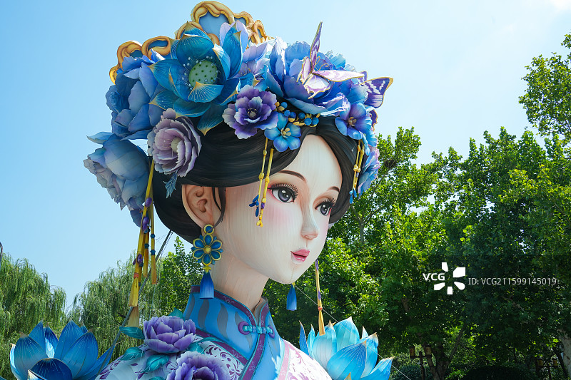 济南大明湖夏雨荷花灯雕像图片素材