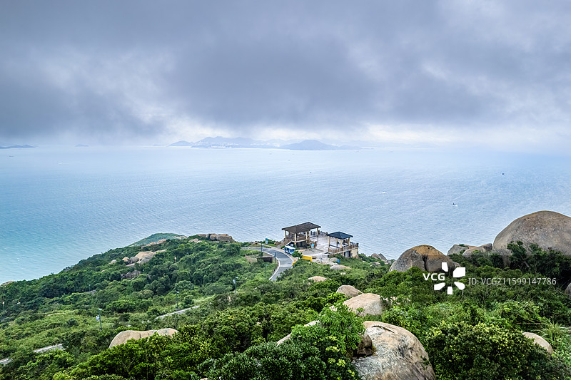 多云下的珠海外伶仃岛石景公园伶仃峰与伶仃洋景色图片素材
